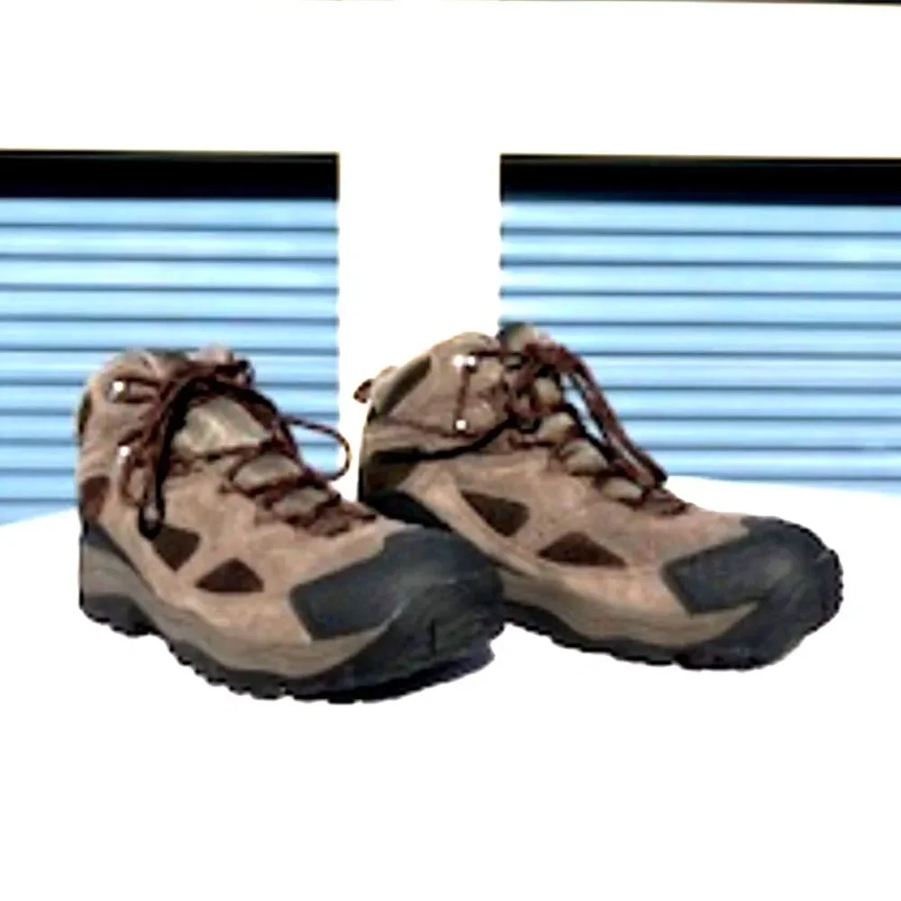 Size: 11 Mid Hiking & Outdoor Ankle Boots . Coremic Ridge Columbia . New in Box
